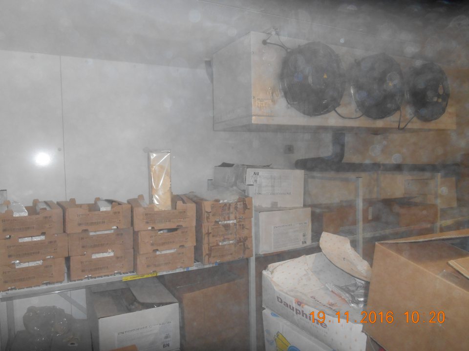 V prevádzke mraziaci box určený na uchovávanie hlbokozmrazených pekárskych polotovarov s nadmernou vrstvou namrznutého ľadového povlaku aj na uchovávaných výrobkoch.