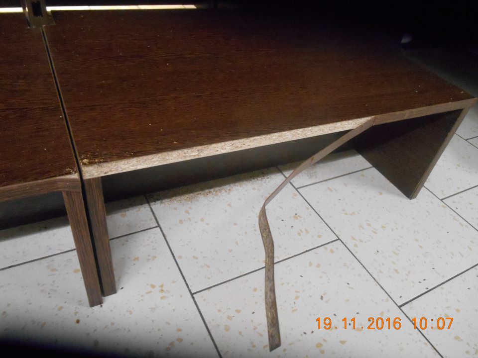 V prevádzke, schody používané pri vykladaní dopekaných pekárskych výrobkov do regálov s odtrhnutou bočnou lištou.