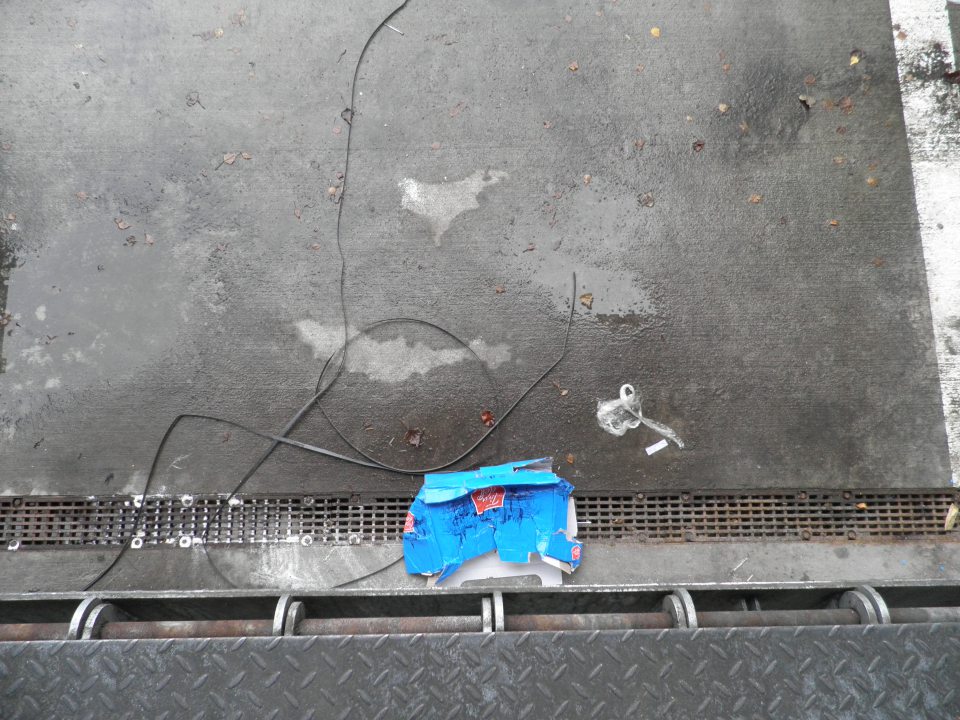 V prevádzke nečistoty pod rampou na príjem potravinárskeho tovaru.