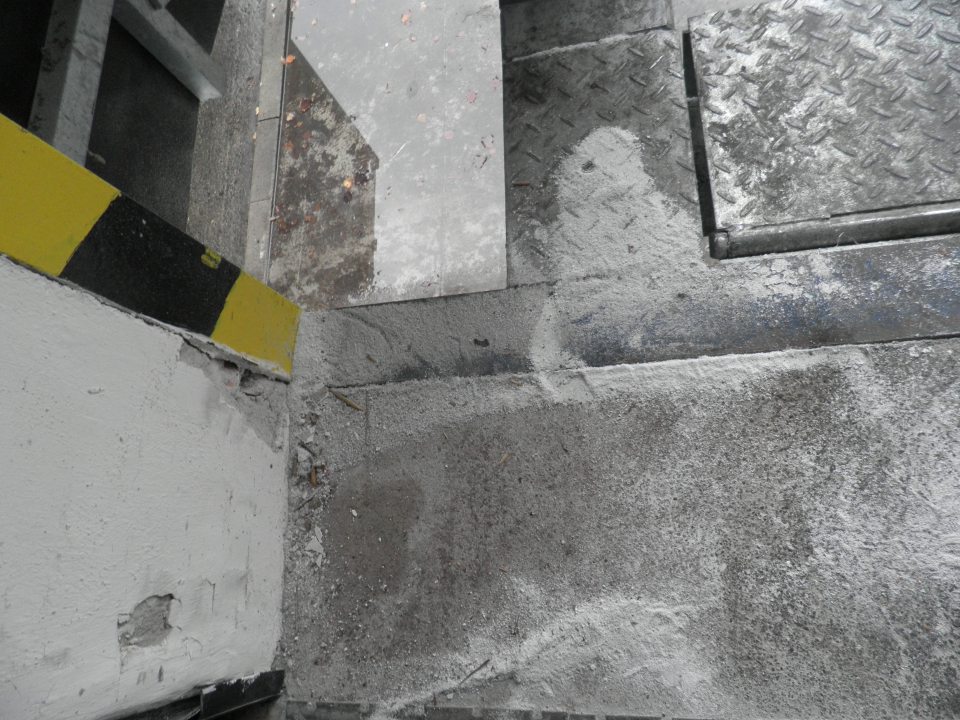 V prevádzke poškodený povrch steny pri príjmovej bráne na príjem potravinárskeho tovaru.