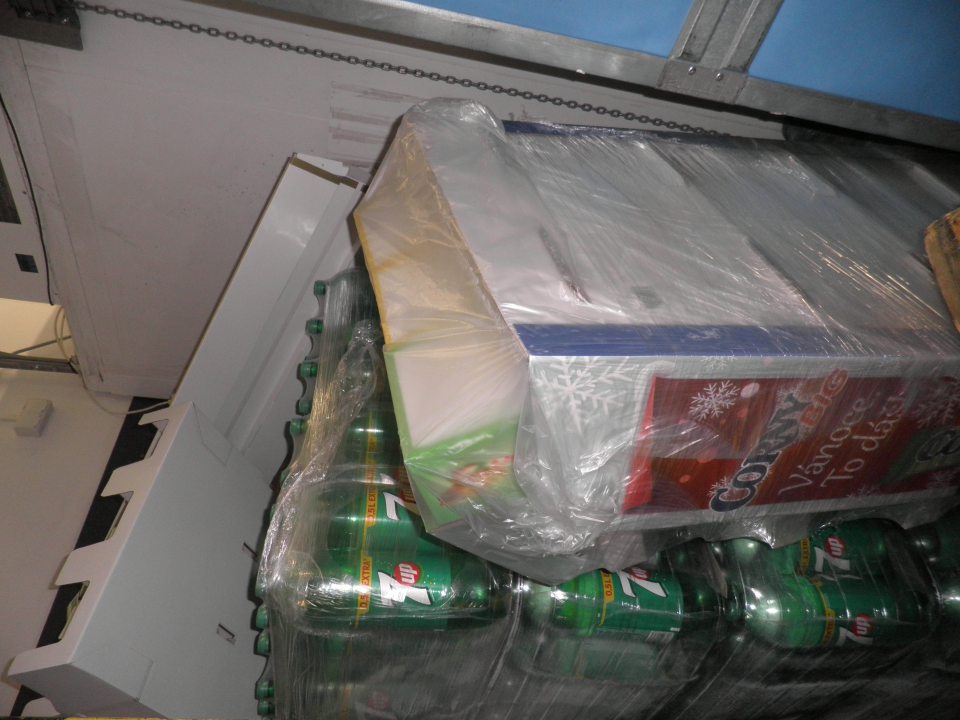 V prevádzke na potravinárskom tovare umiestnené časti regálových systémov. 