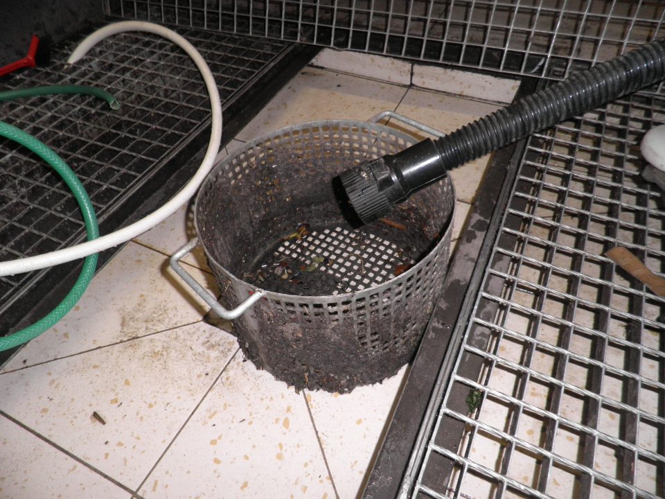 V priestore prevádzky s umývacím strojom nečistoty na podlahe.