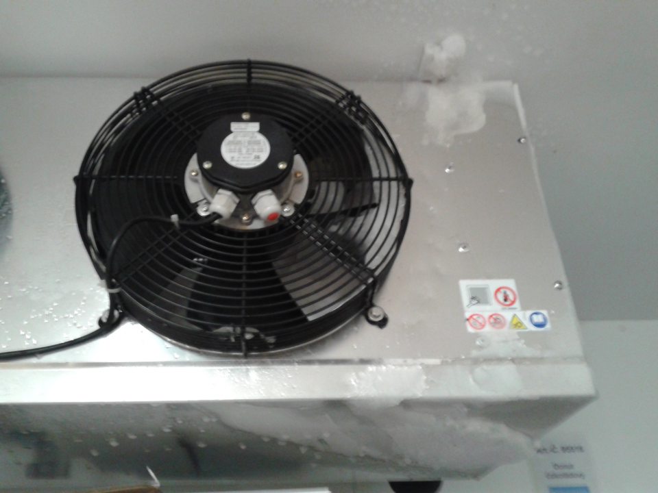 Námraza na mraziacej jednotke v zázemí.