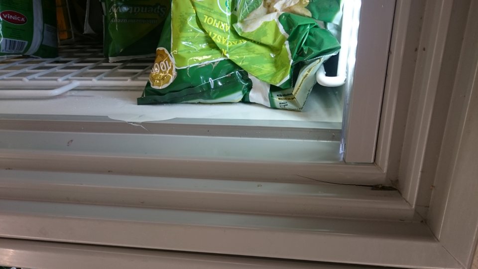 V prevádzke porušená celistvosť vnútornej steny mraziaceho zariadenia.