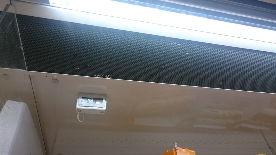 Znečistené chladiace zariadenie na predajnej ploche.