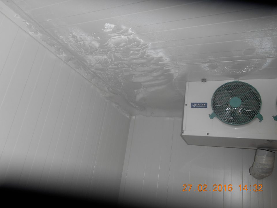 V mraziacom zariadení prevádzky  hrubá vrstva namrazeného ľadového povlaku.