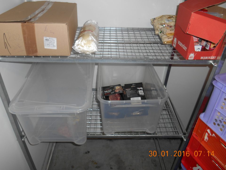 V sklade prevádzky spoločne skladované potraviny a bývalé potraviny