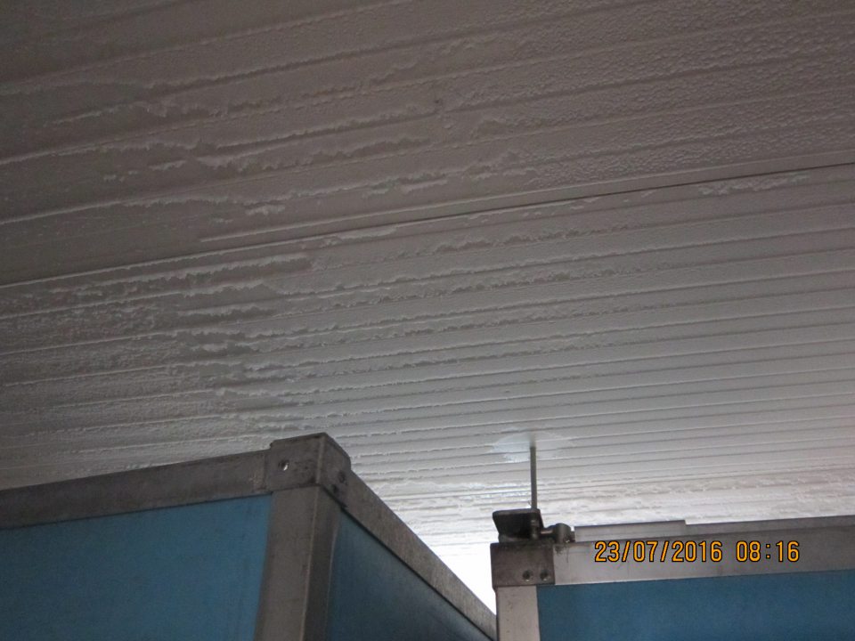 Strop pokrytý vrstvou srieňa vo vrstve 2-3cm na ploche viac ako 50% plochy.