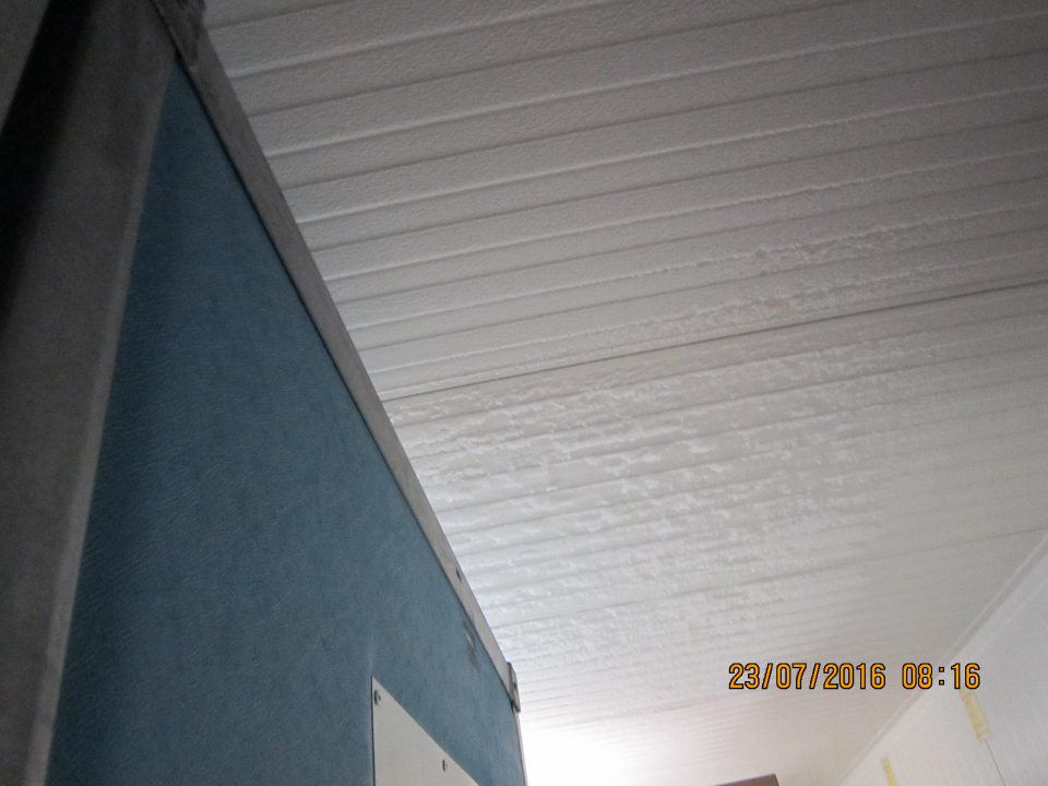 Strop pokrytý vrstvou srieňa vo vrstve 2-3cm na ploche viac ako 50% plochy.