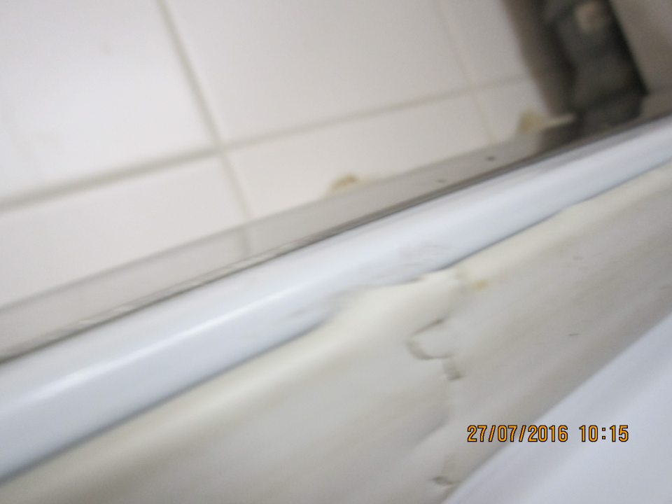 V predajni porušené tesnenie na príručnom mraziacom boxe, namrznutý ľadový povlak