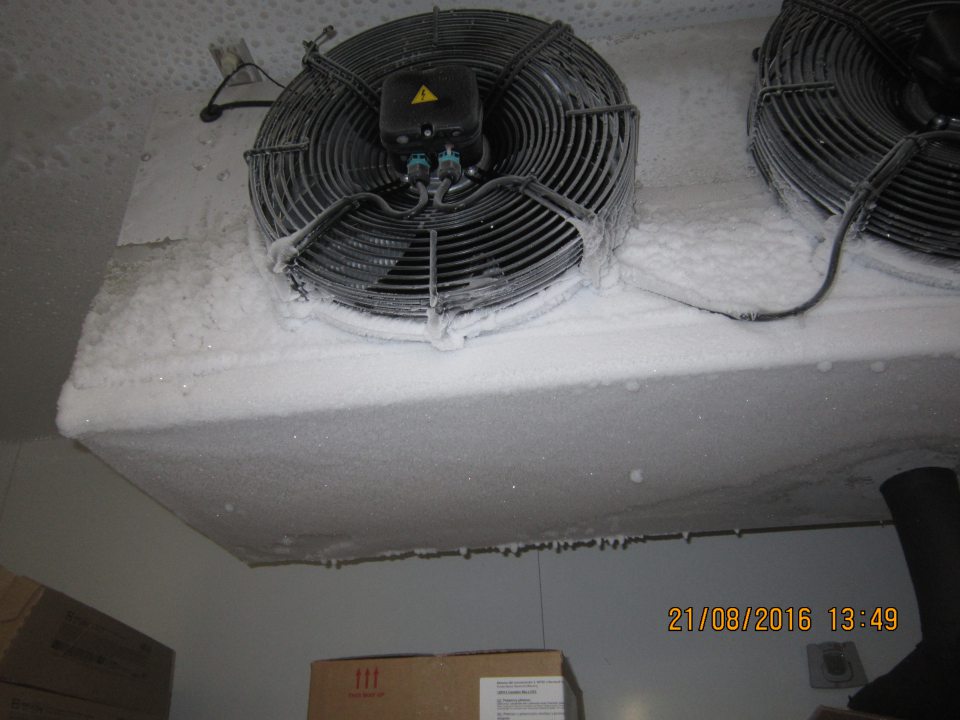 Hrubá vrstva námrazy na mraziacej jednotke