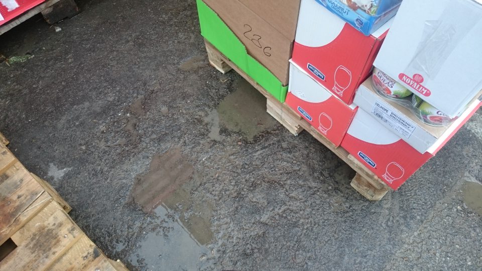 Znečistený vonkajší priestor prevádzky počas manipulácie s potravinami.