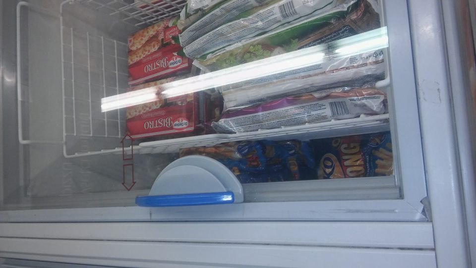 Porušená celistvosť dvierok na mraziacej vani.