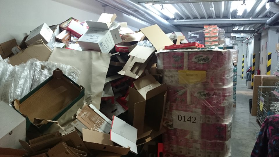 Neporiadok v sklade prevádzky.