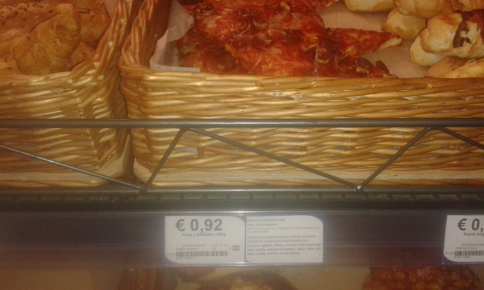 V predajni v časti predaja dopekaných pekárskych výrobkov nezabezpečené ich prekrytie.