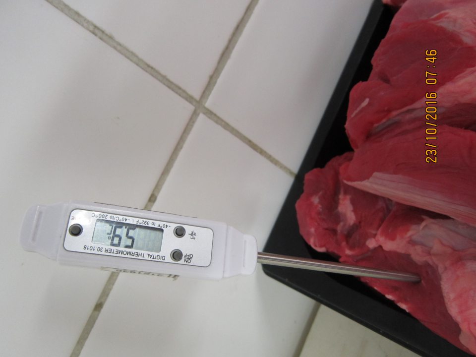 Nedodržaný teplotný režim vystavovaného mäsa.