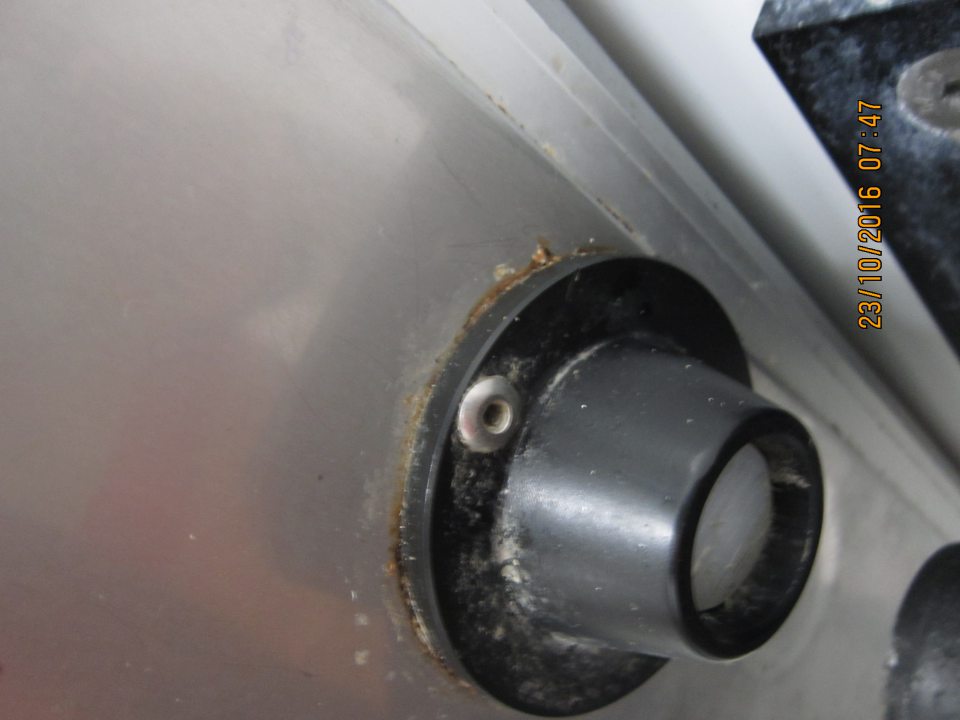 V prevádzke znečistená kľučka dvier.
