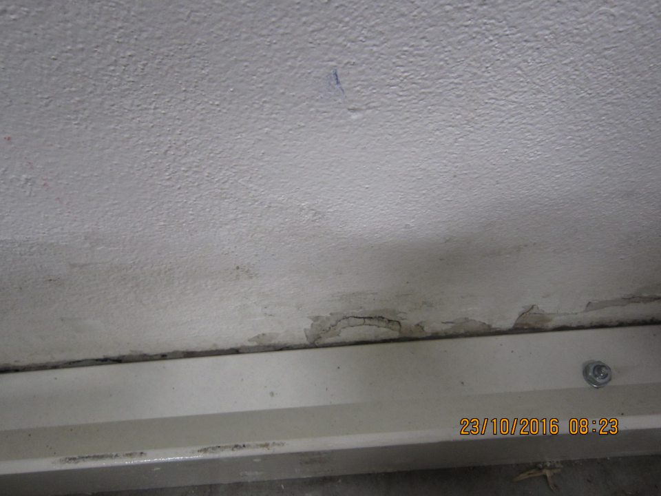 V suchom sklade prevádzky poškodená stena.