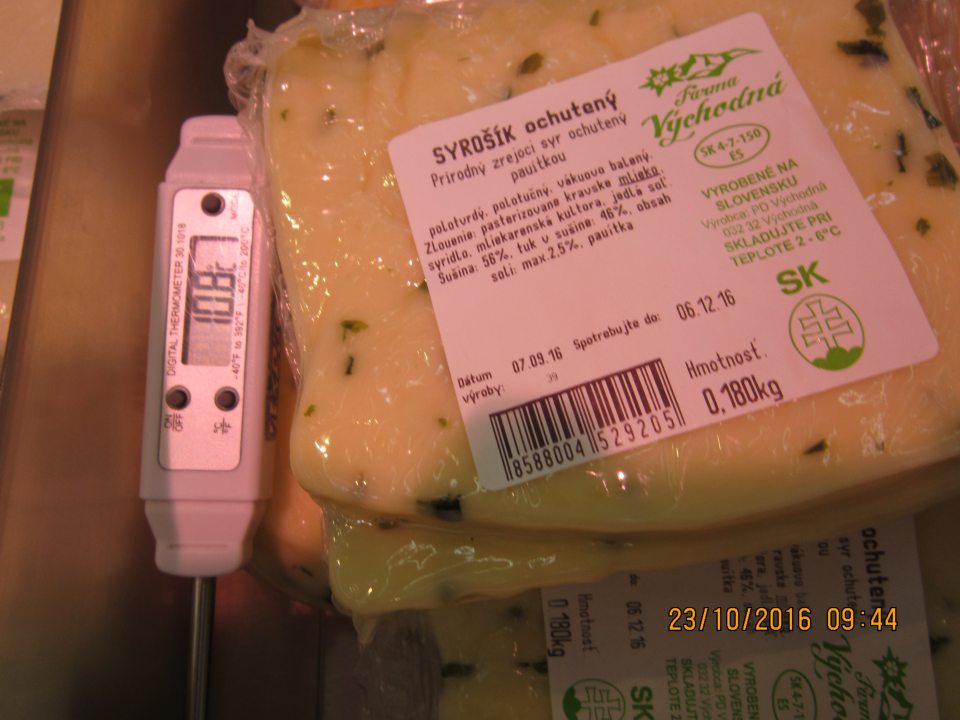 Nedodržaný teplotný režim vystavovaného výrobku, syra.