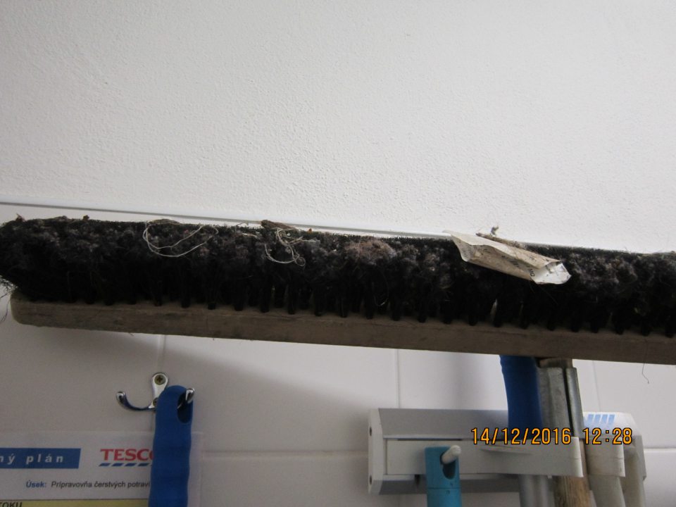 V prevádzke používané opotrebované čistiace pomôcky - metly a iné.