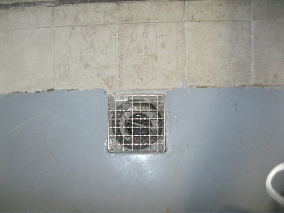 V sklade potravín nezačistená a poškodená liata podlaha.