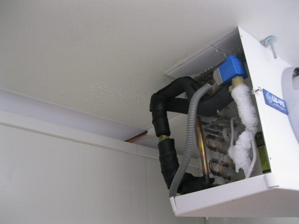 V mraziacom boxe s pekárskymi polotovarmi sa  na strope vytvára kondenz.