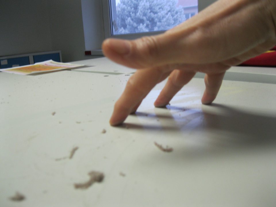 V prevádzke v šatni znečistený povrch skriniek.