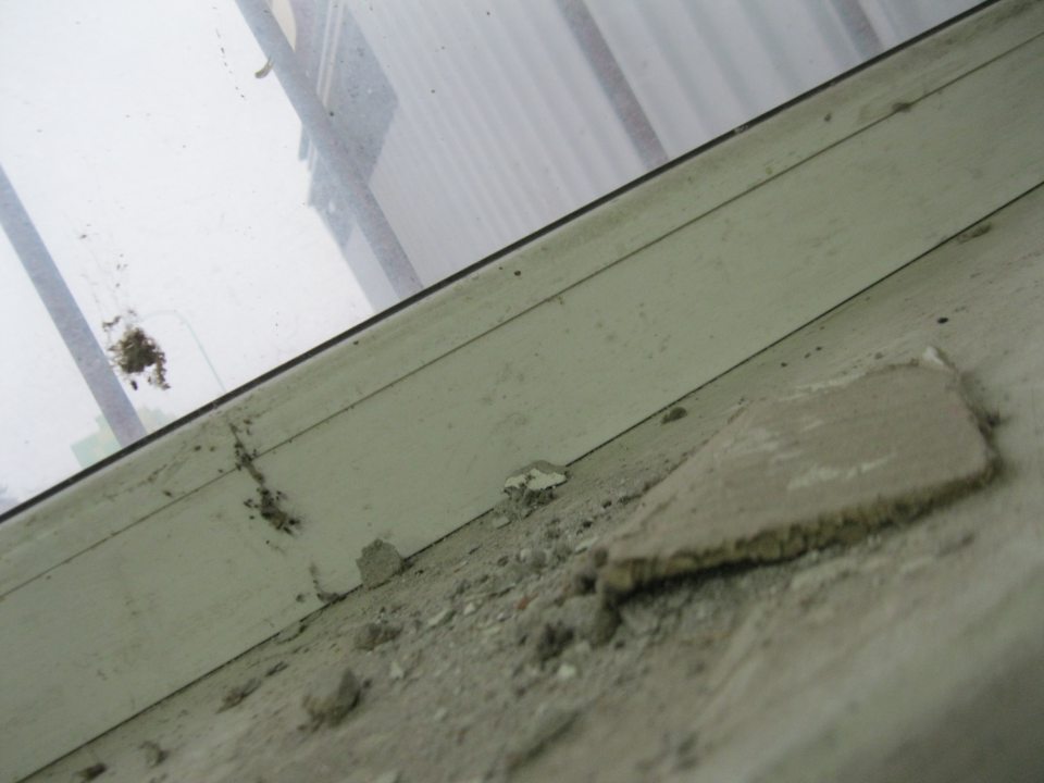 V suchom sklade prevádzky znečistené parapety okien.