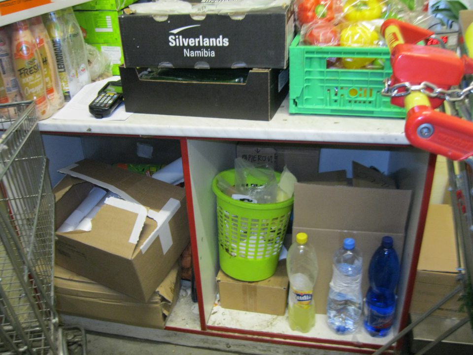 V suchom sklade prevádzky neporiadok a nečistoty.