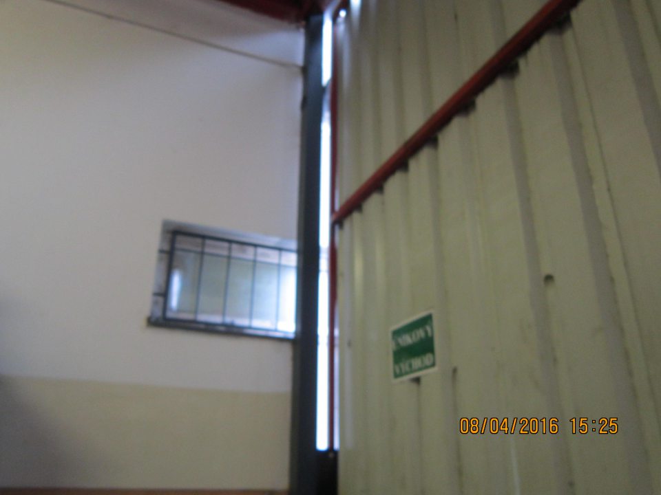 Plechová príjmova brána v prevádzke nedostatočne zabezpečená proti vnikaniu škodcov.