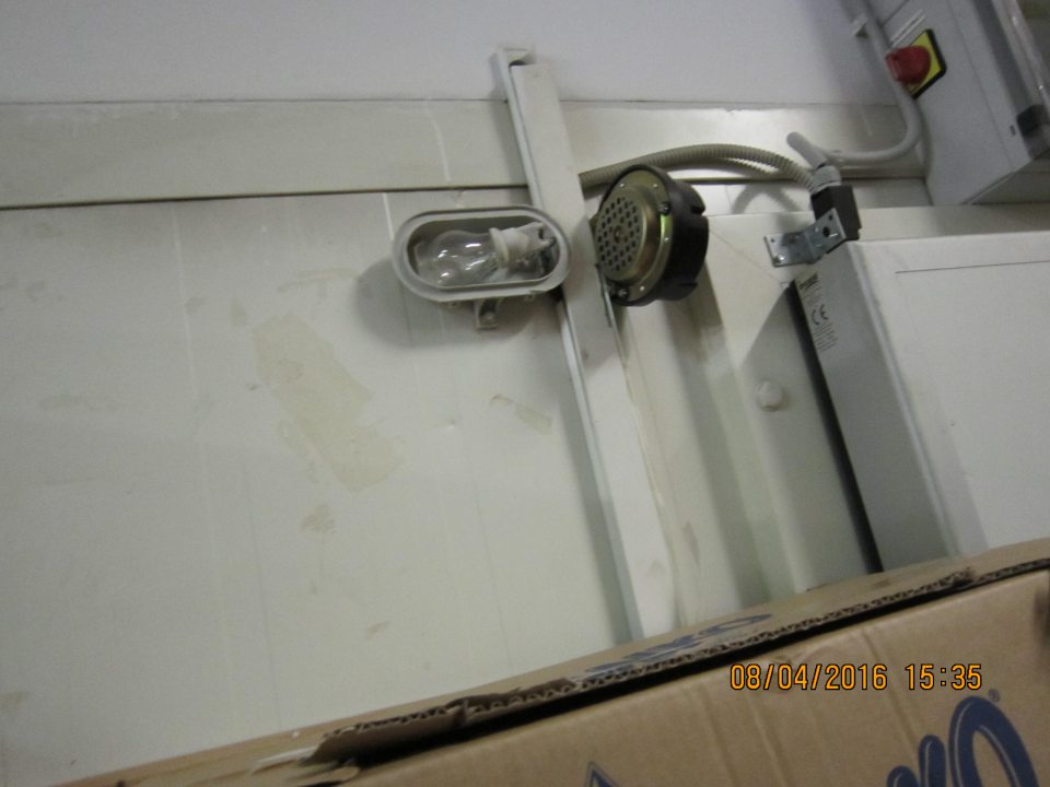 Pri mraziarenskom sklade prevádzky na svietidle chýba kryt