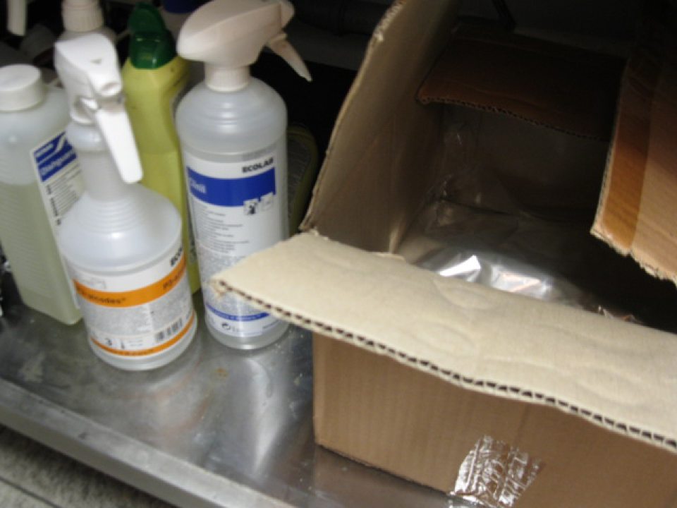 Baliaci materiál na balenie chleba uskladnený v skrinke spoločne s čistiacimi prípravkami.