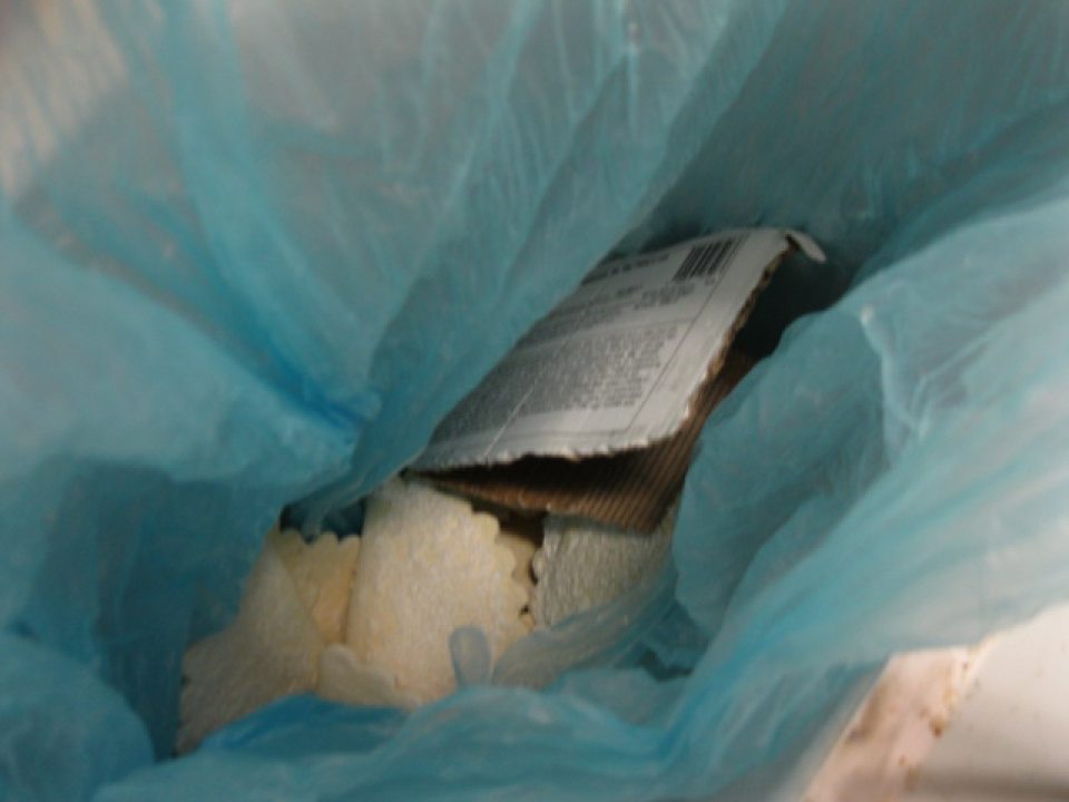 Nesúvisiaci predmet umiestnený priamo na nebalenom pekárskom výrobku.