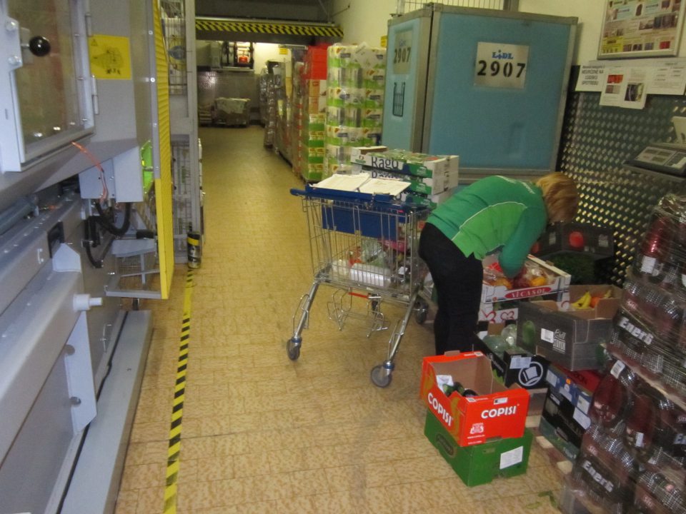V manipulačnom priestore prevádzky lis na papier a kartónové obaly umiestnené v blízkosti kde sa manipuluje s potravinami.