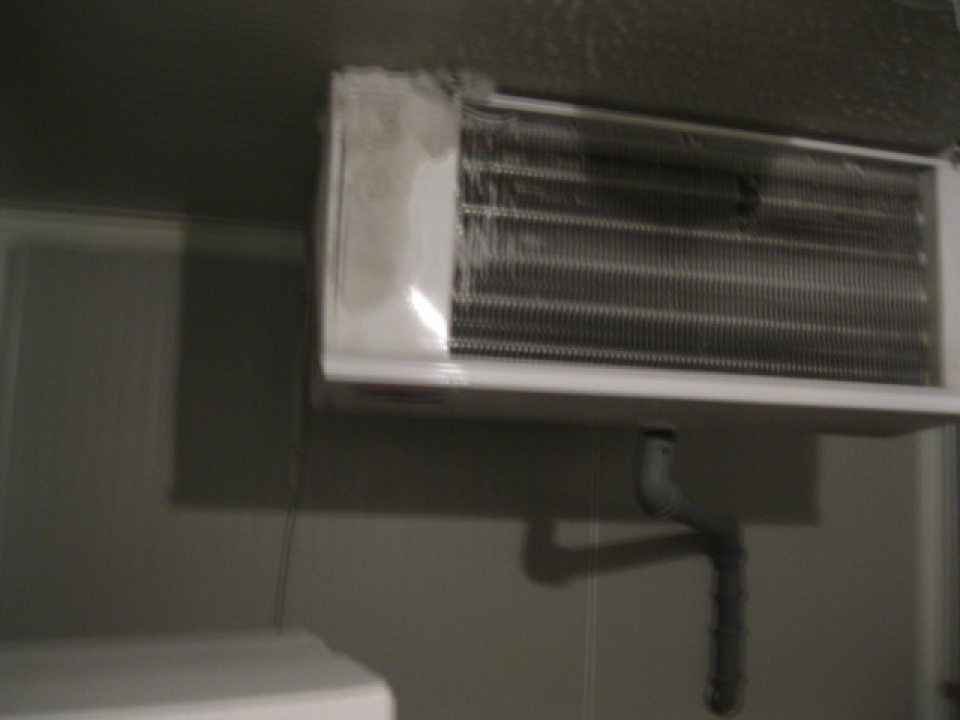 Na strope mraziaceho boxu je námraza.