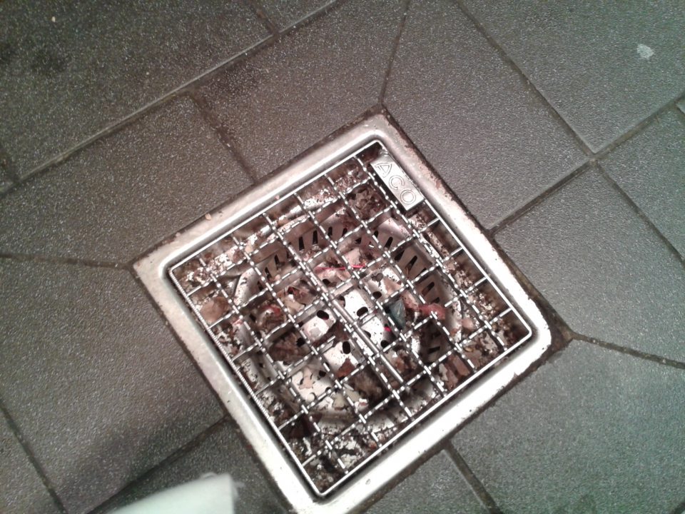 V priestore obslužných pultov predajne je znečistená vpusť na podlahe.