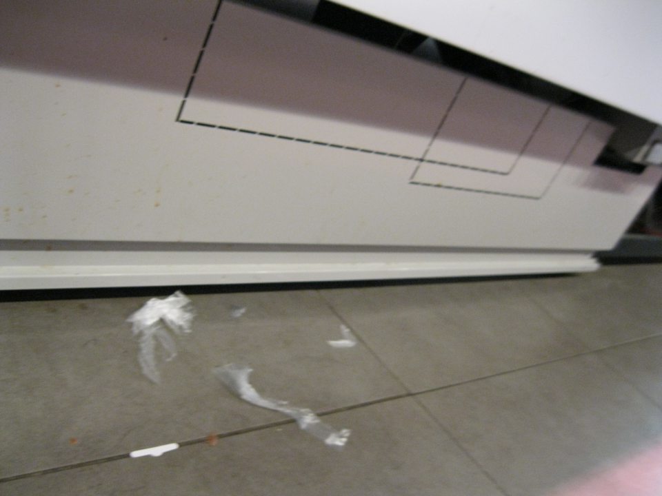 V prevádzke, v oddelení lahôdok znečistená podlaha.