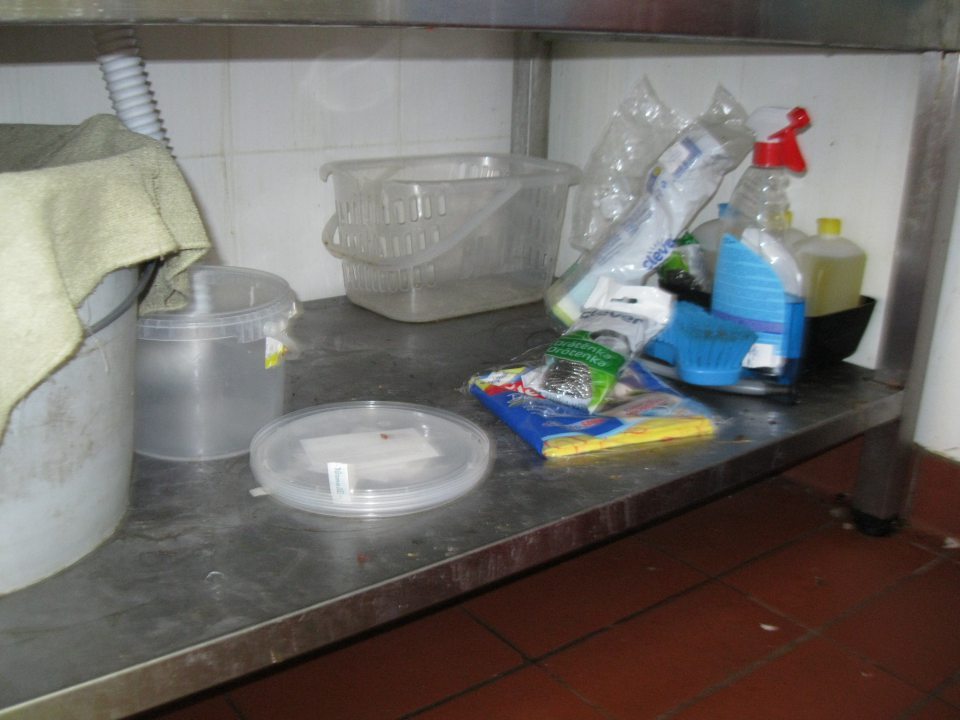 V prevádzke neporiadok na pracovnom stole.