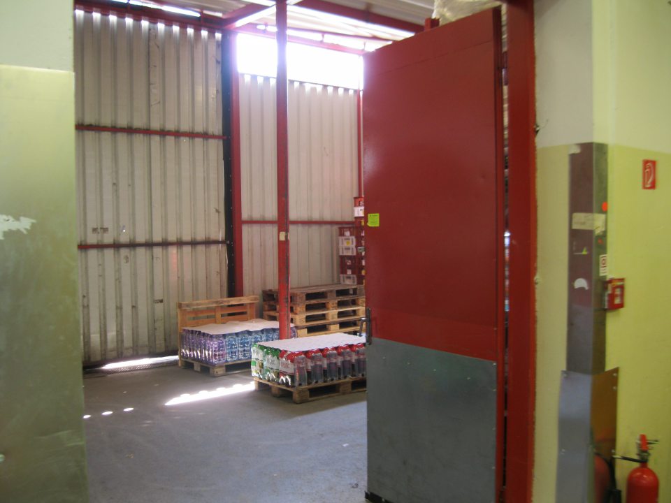 V prevádzke výskyt lietajúceho hmyzu z dôvodu nezatváraných  dverí na príjme tovaru do skladu potravín.