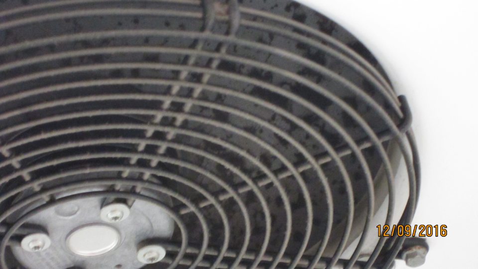 Znečistený ochranný kryt na klimatizačnej jednotke v chladiacom boxe prevádzky "sklad zákuskov".