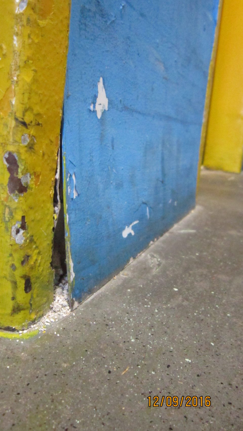 Nepriliehavosť obloženia steny v manipulačnej chodbe prevádzky.