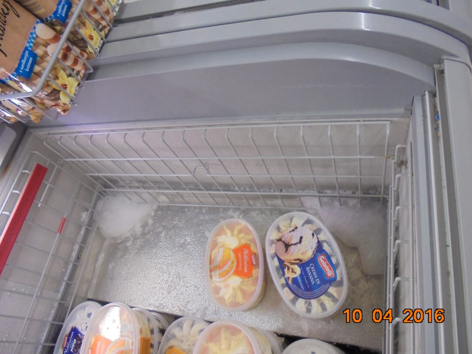 Námraza v mraziacom boxe so zmrzlinami