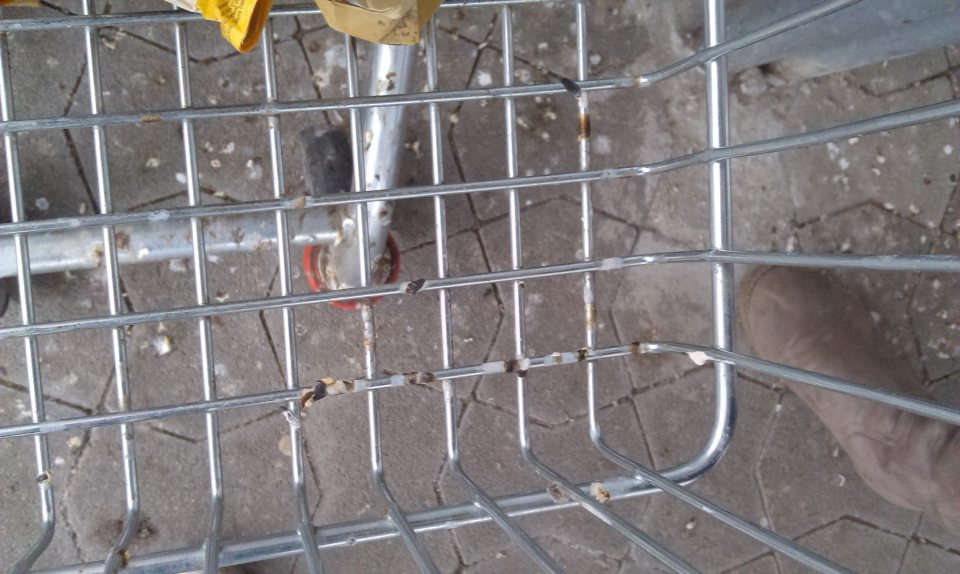 V predajni vystavované znečistené nákupné vozíky.