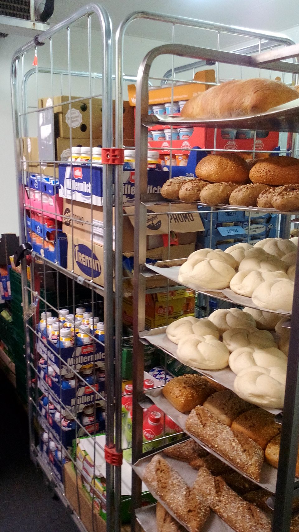 V prevádzke nehygienické skladovanie tovarov.