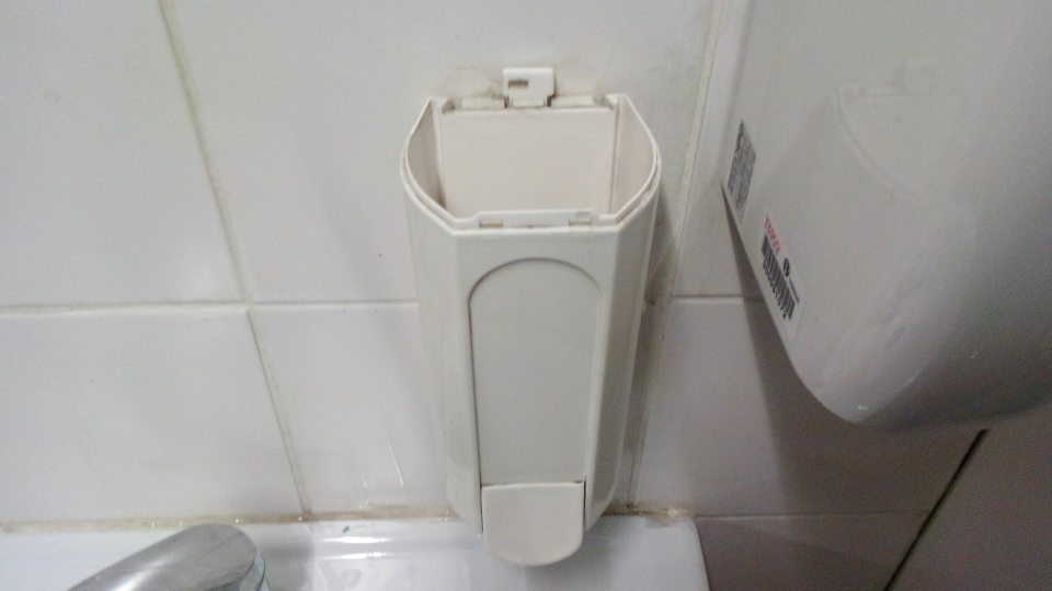 V sklade potravín prevádzky nefunkčné zariadenie na umývanie rúk.