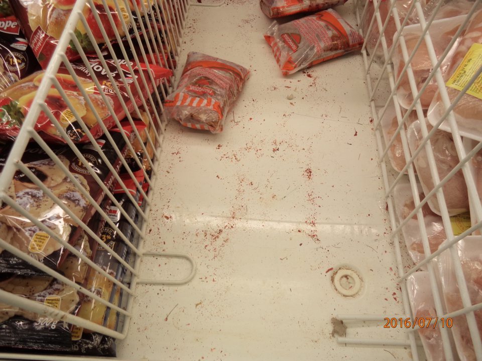 Znečistené mraziace zariadenie na predajnej ploche prachom, krvou. 