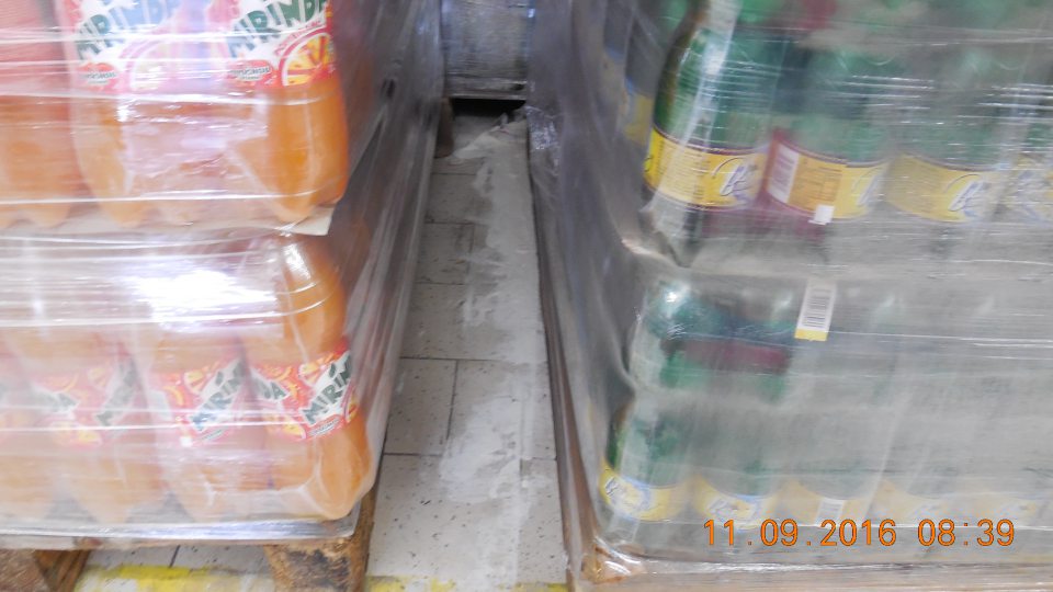 Podlahy v sklade znečistené - rozsypaný obsah potravín, nečistoty