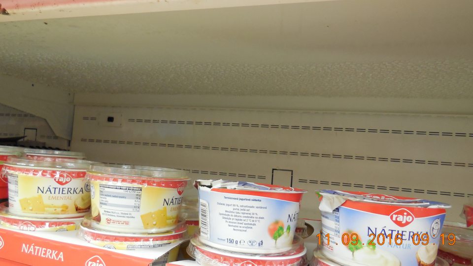 V chladiacich regáloch pri predaji mliečnych výrobkov výskyt kondenzu a znečistenia