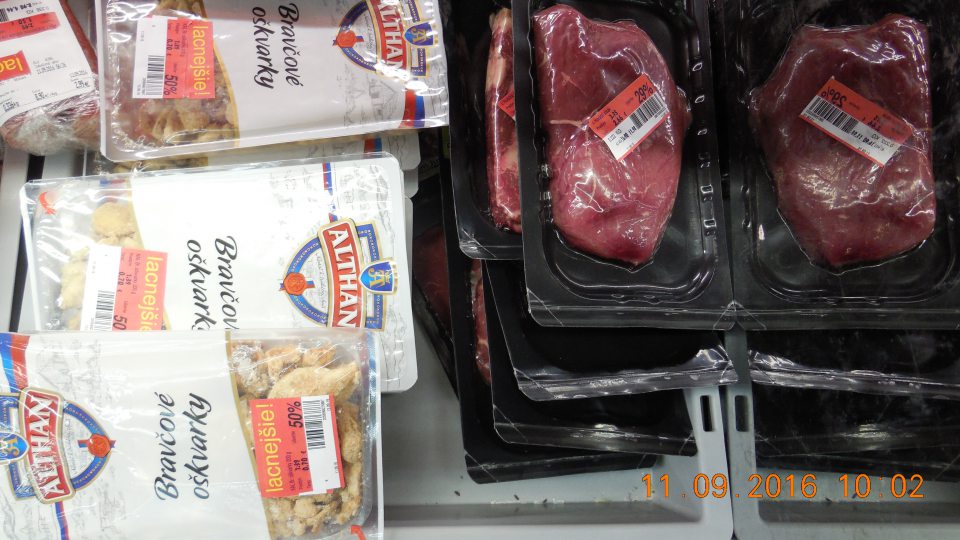V chladiacom regáli na mieste na predaj potravín s končiacim D.S. boli spolu predávané mäs. výrobky, čerstvá hydina a čerstvé mäso v tesnej blízkosti