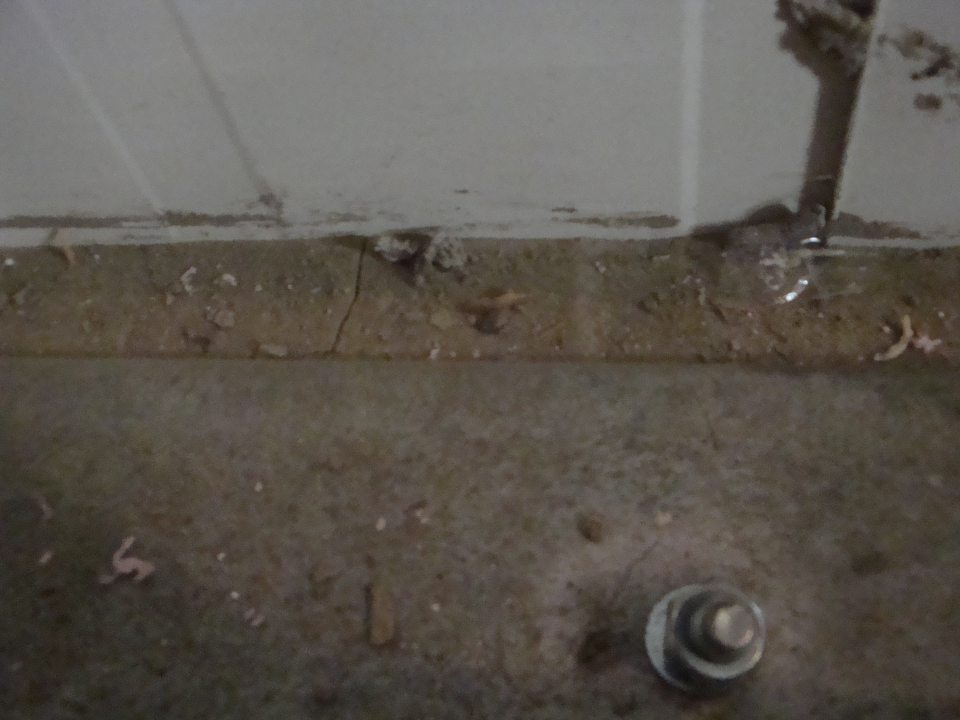 V sklade prevádzkarne s hlbokozmrazenými pekárskymi polotovarmi poškodená a znečistená podlaha.